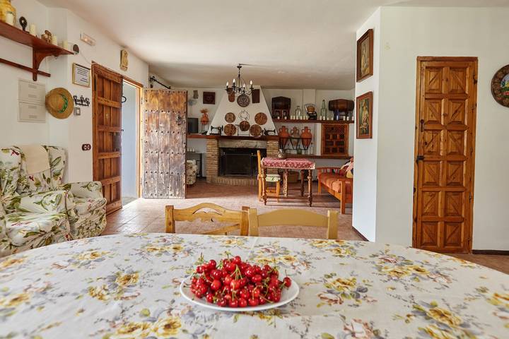 Casa de campo 'Majolero 3' com piscina partilhada, varanda e acesso Wi-Fi in Castillo de Locubín, Sierras Subbéticas