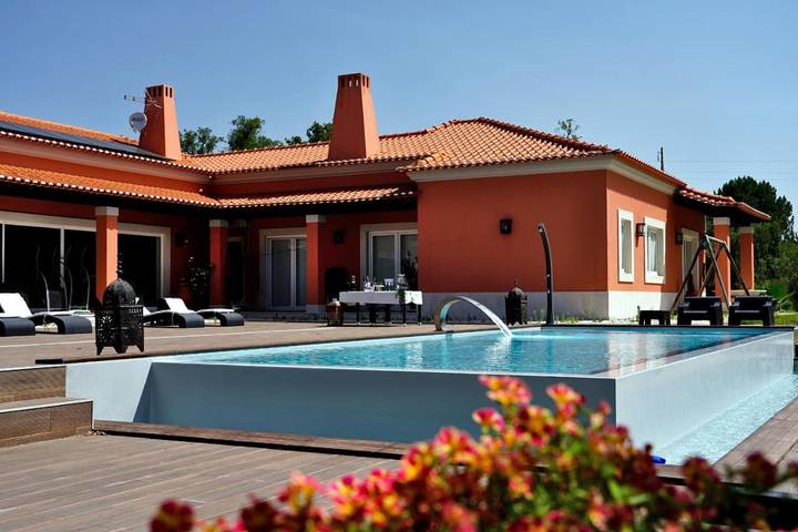 Gîte pour 2 personnes, avec piscine ainsi que vue et jardin dans Santo Estevão