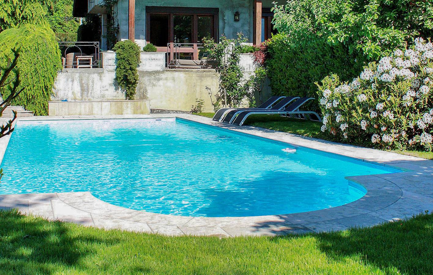 Retraite de luxe au bord du lac avec piscine, terrasse et parking in Doussard, Parc naturel régional du Massif des Bauges