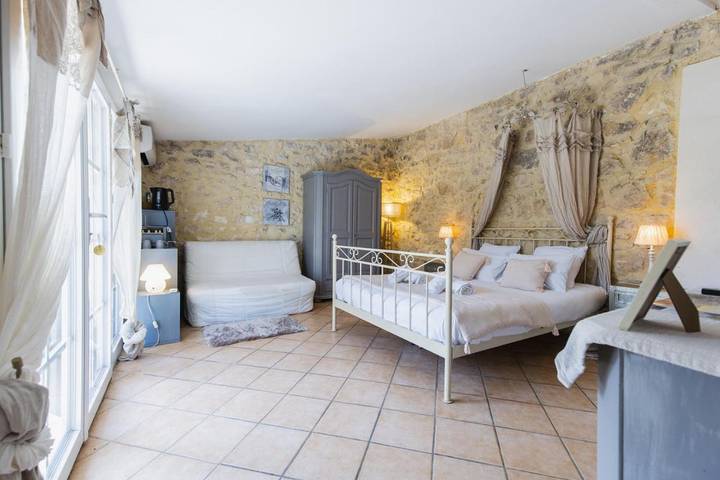 Chambre d’hôte pour 4 personnes, avec jardin et terrasse ainsi que jacuzzi et piscine à Lagnes - 2