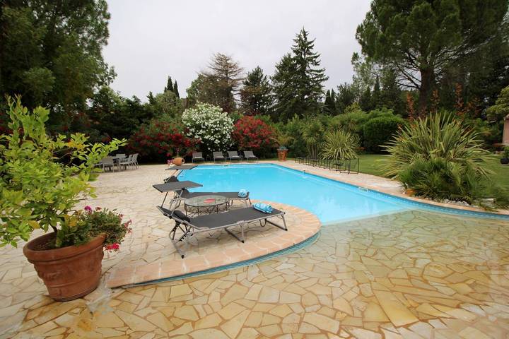 Location de vacances pour 8 personnes, avec Terrasse ainsi que Jardin et Piscine à Saint-Étienne-du-Grès