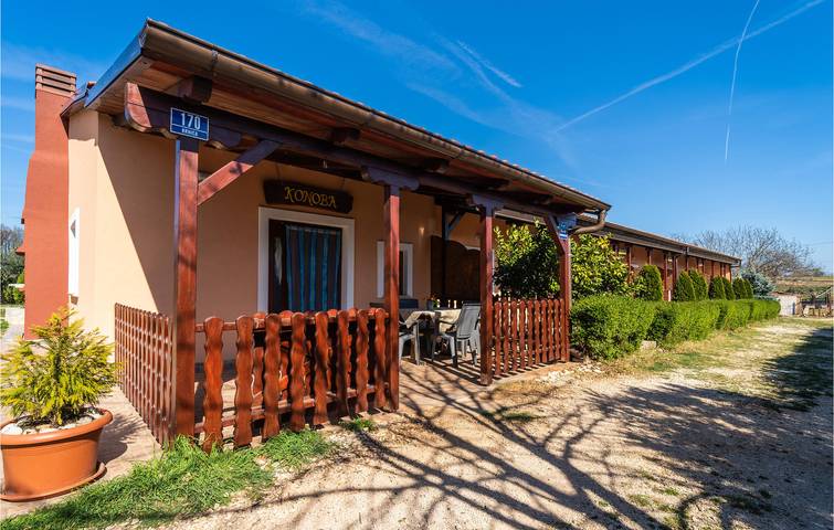 Ganze Ferienwohnung, Gemütliche Erdgeschosswohnung mit Terrasse, WLAN und Parkplatz in der Nähe von Krnica in Krnica, Marčana