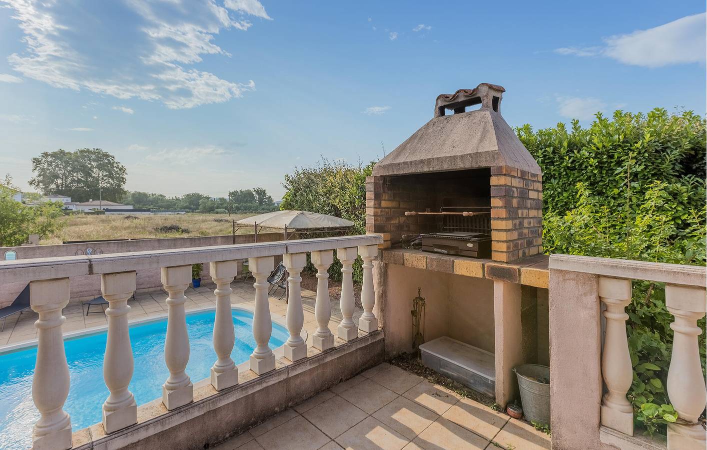Orbside Villa: 120m² with Parking, TV, Garden & Pool. in Cessenon-sur-Orb, Béziers region