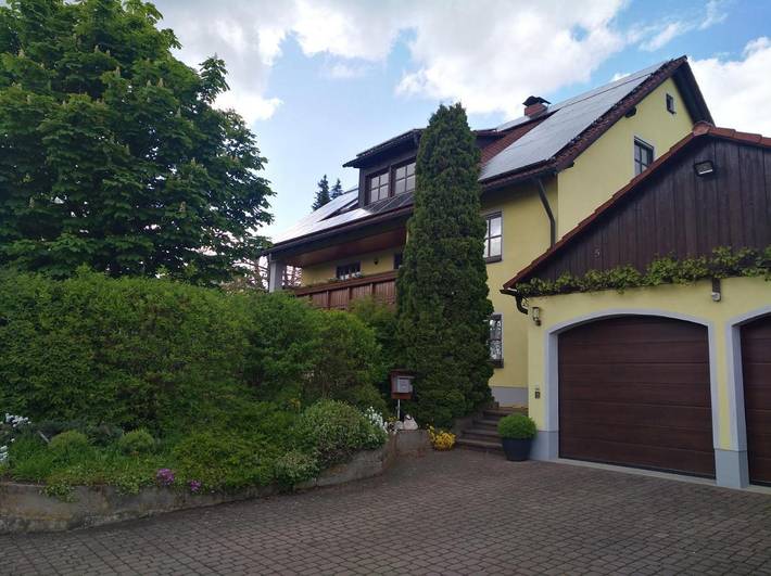 Ferienwohnung für 4 Personen, mit Balkon und Garten sowie Ausblick in Eckersdorf