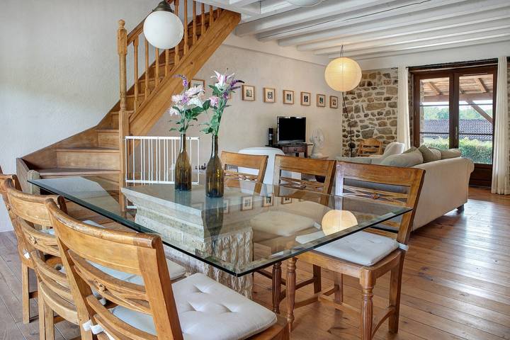 Vakantiehuis 'Domaine De Bellac - Le Cabriolet' met Gedeeld Zwembad, Terras en Wi-Fi in Roussines, Regionaal Natuurpark van de Perigord-Limousin