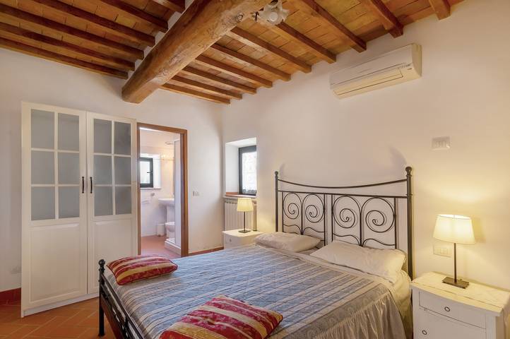 Entire apartment, Podere Papèra - 'Volpe Flat' Apartment with Mountain View, Wi-Fi and Air Conditioning in Mercatale, San Casciano in Val di Pesa