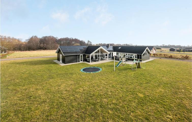 Vacation house for 24 people, with terrace and sauna as well as yard and hot tub, with pets - 1