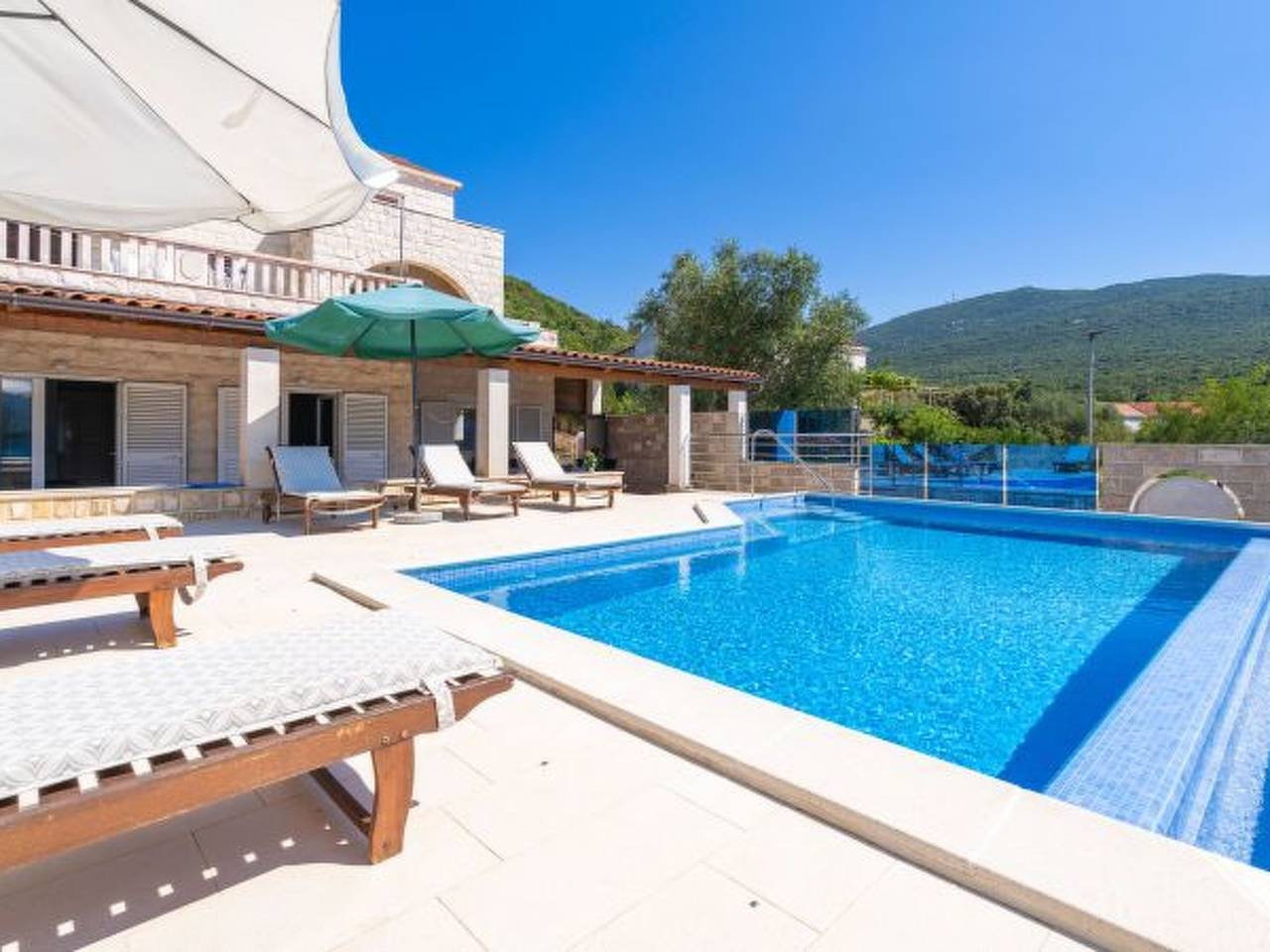 Ganze Wohnung, Beachfront Apartment house Hon with pool in Dubrovnik-Neretva