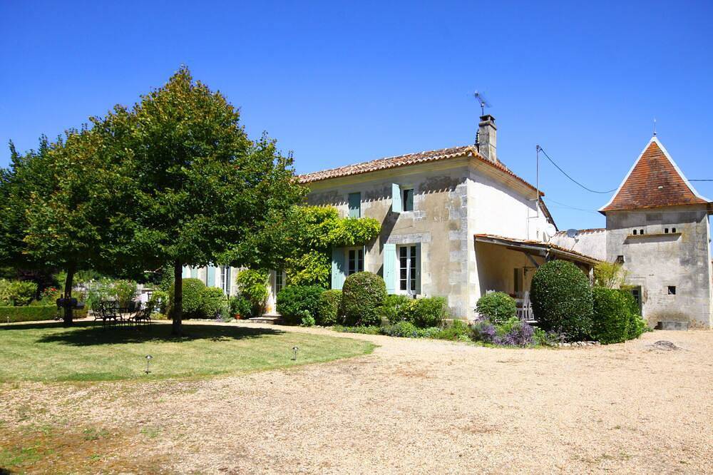 Grande maison charentaise privée avec piscine et jolis jardins pour 10-13 personnes in Vanzac, Région de Jonzac