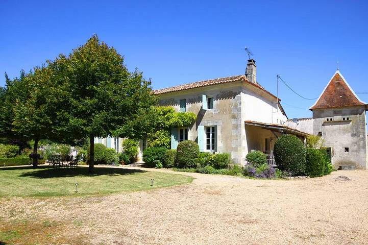 Location de vacances pour 13 personnes, avec terrasse et jardin dans Baignes