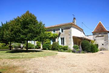 Location de vacances pour 13 personnes, avec terrasse et jardin dans Baignes