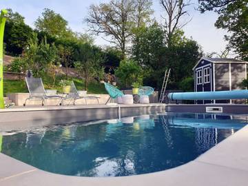 Gîte pour 2 personnes, avec piscine ainsi que jardin et terrasse dans l' Aveyron