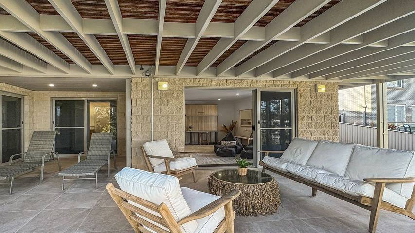 Holiday letting for 9 people in Malua Bay