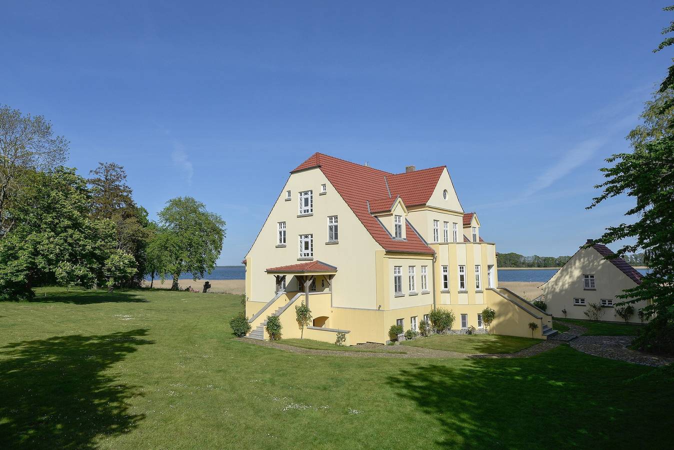 Ganze Wohnung, Ferienwohnung "Gut Grubnow Rügen - 5" mit Seeblick, Gemeinschaftsgarten und Wlan in Neuenkirchen (Rügen), Rügen