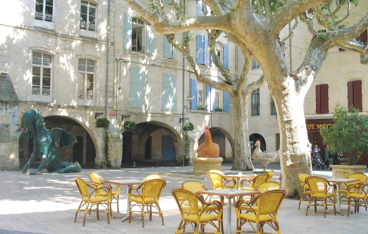 Beaucaire Apartment: Parking, Washer, TV & Internet in Beaucaire, Nimes region