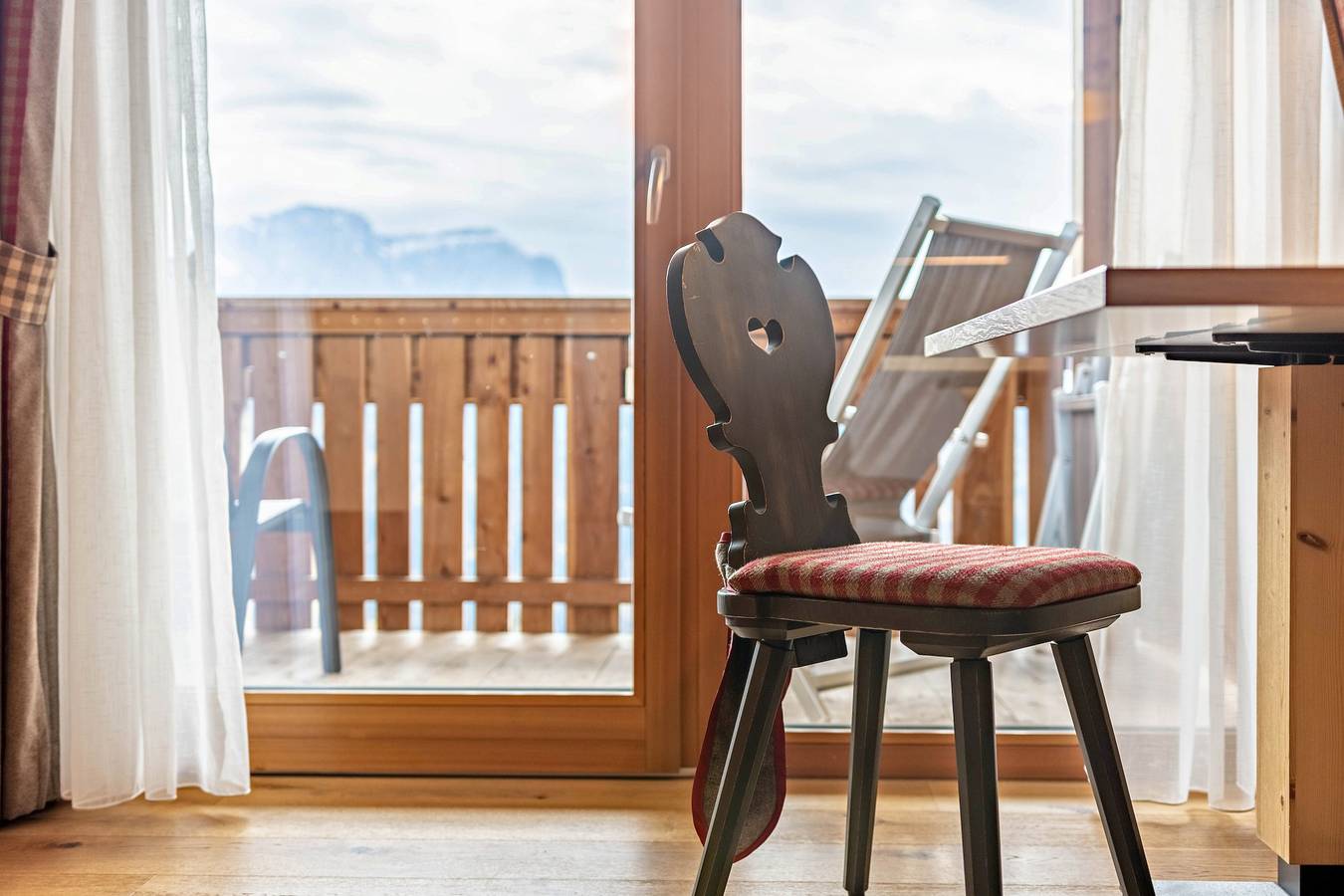 Hel lägenhet, Holiday Apartment 'Hatzes App Langkofel' with Mountain View, Balconies & Wi-Fi in Tschöfas, Lajen