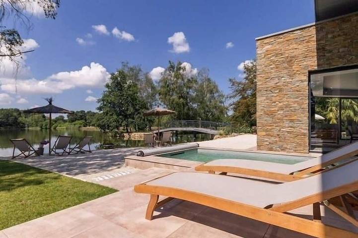 Gîte pour 9 personnes, avec sauna et terrasse ainsi que jacuzzi et jardin