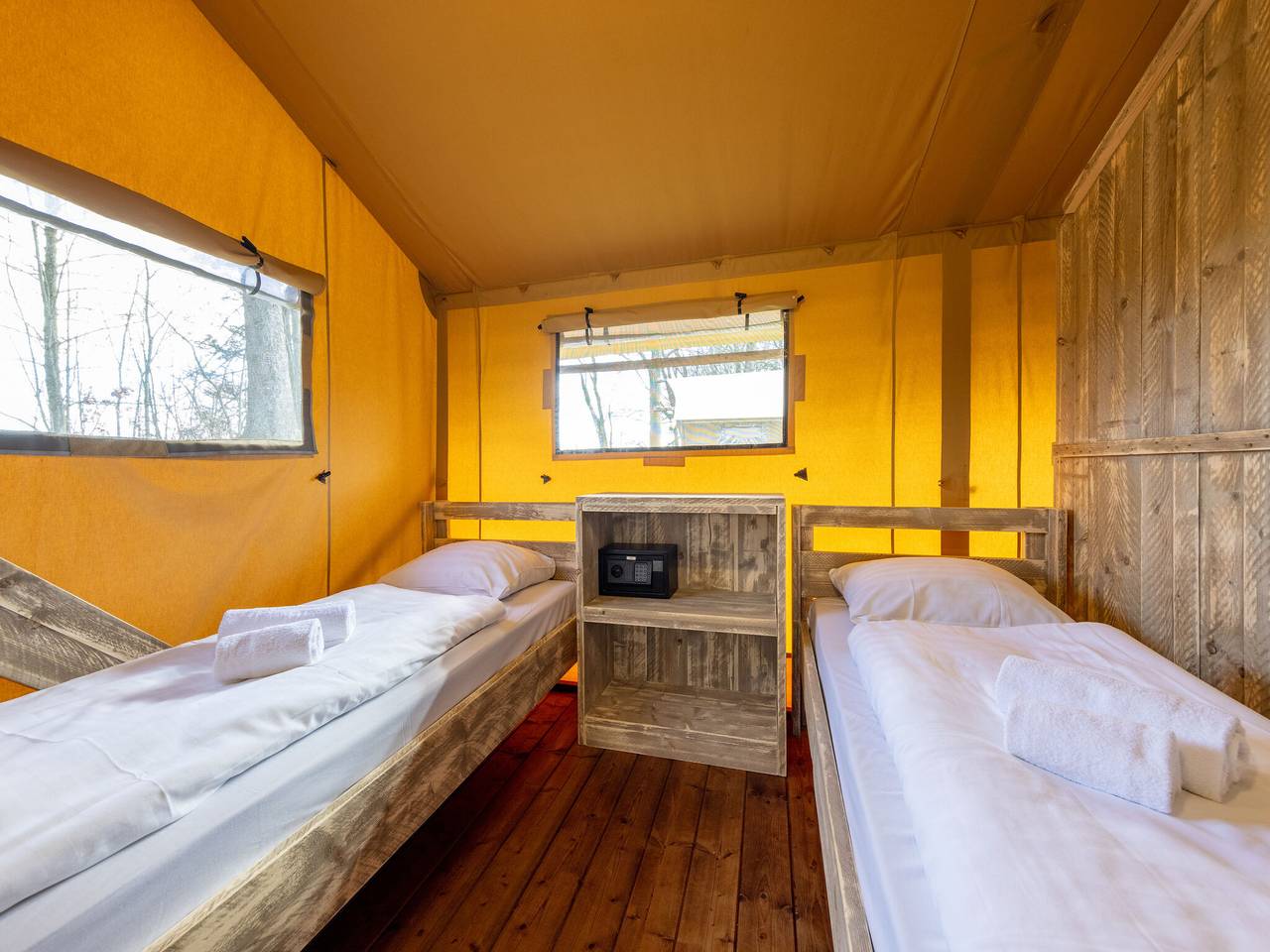 Charmante safaritent aan het meer in Drenthe