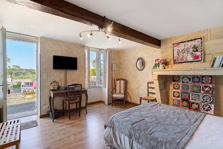 La Roseraie Guest Room with Private Terrace, Garden & Wi-Fi in Saint-Émilion in Saint-Émilion, Libourne region