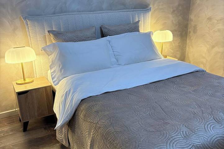 Entire apartment, Cozy Lakeside Apartment near Disneyland Paris in Serris, Seine-et-Marne