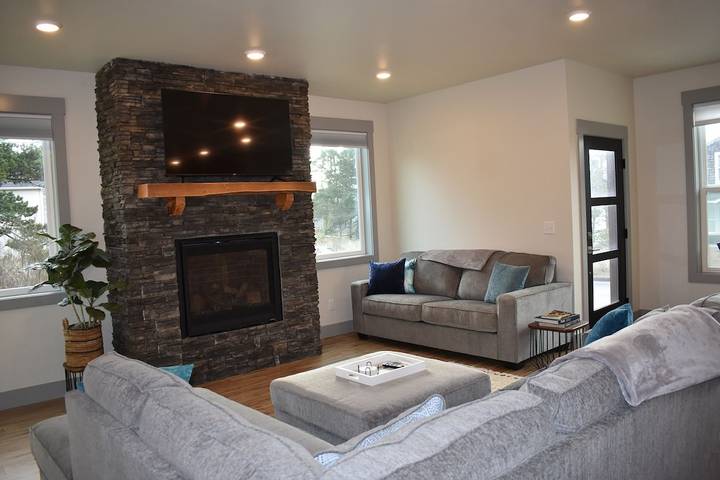 Vacation house for 16 people, with balcony and hot tub, with pets in Oregon Coast