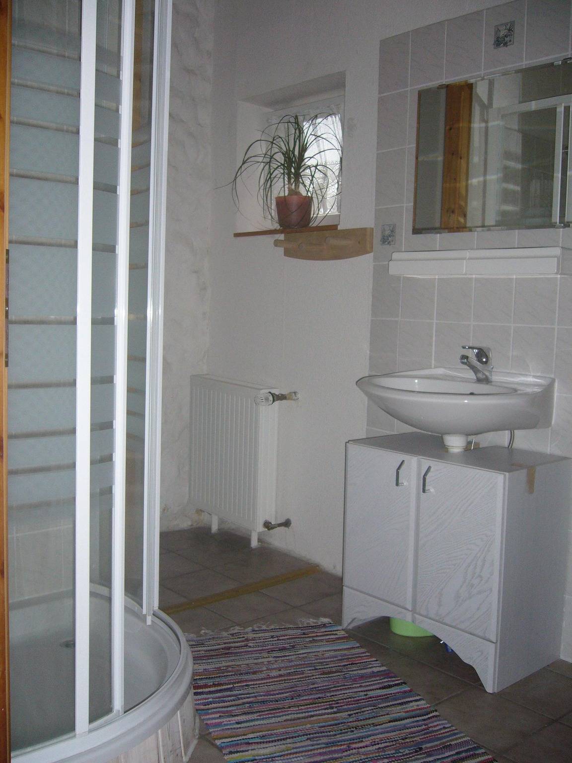 Ganze Ferienwohnung, Zum Wilden Wein, Fewo, Dusche, Wc, 1 Schlafraum in Uslar, Weserbergland