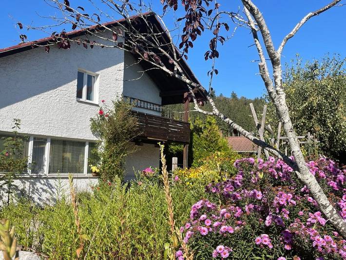 Ferienwohnung für 3 Personen, mit Balkon und Terrasse sowie Garten und Ausblick in Titisee (Titisee-Neustadt)