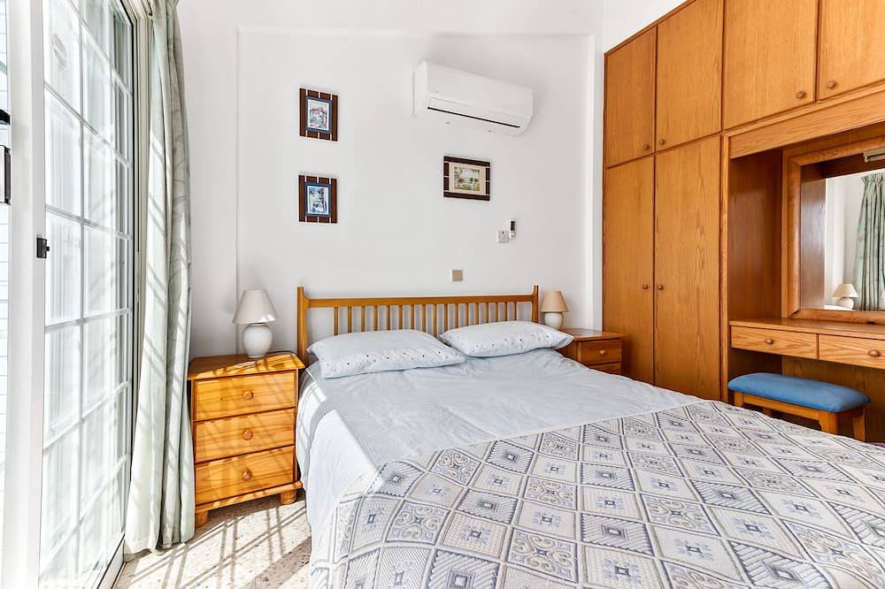 Beachside Villa. Sea and beach views. Free Paphos airport transfers free aircon in Paphos, South Cyprus