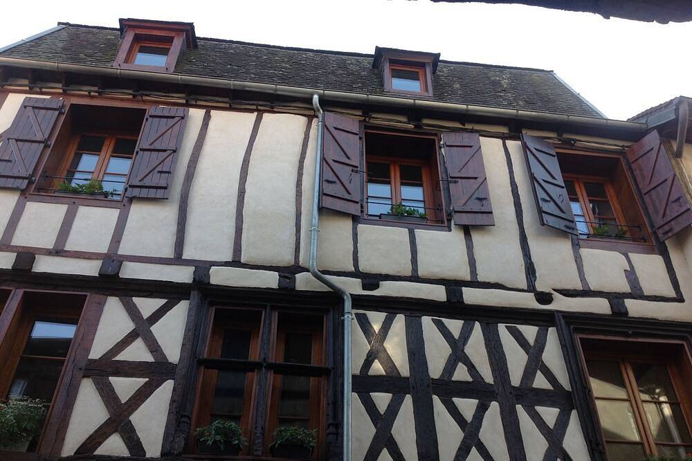 Appartement entier, La Charente, charmante apt. situé au centre village médiéval et marcher jusqu'à la rivière in Beaulieu-sur-Dordogne, Région de Brive-la-Gaillarde