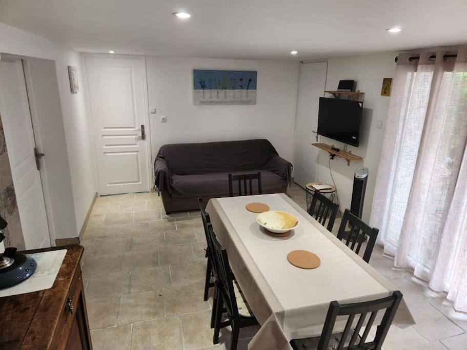 Appartement entier, Two-Bedroom Apartment in Sauvian, Côte méditerranéenne (France)