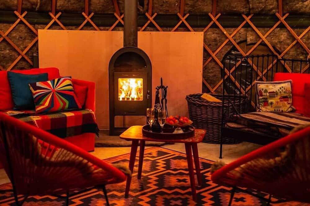 Entire apartment, Beautiful Giant Glamping Yurt: Sleeps 8 in North Lincolnshire