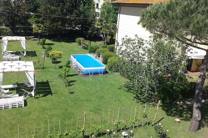 Freiheitsvilla mit privatem Garten und Parkplatz. In der Nähe des Meeres und des Sees in Torre del Lago Puccini, Viareggio