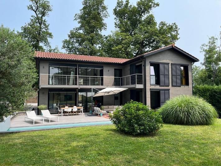 Location de vacances pour 10 personnes, avec Balcon et Jacuzzi ainsi que Terrasse et Jardin à Chaponost