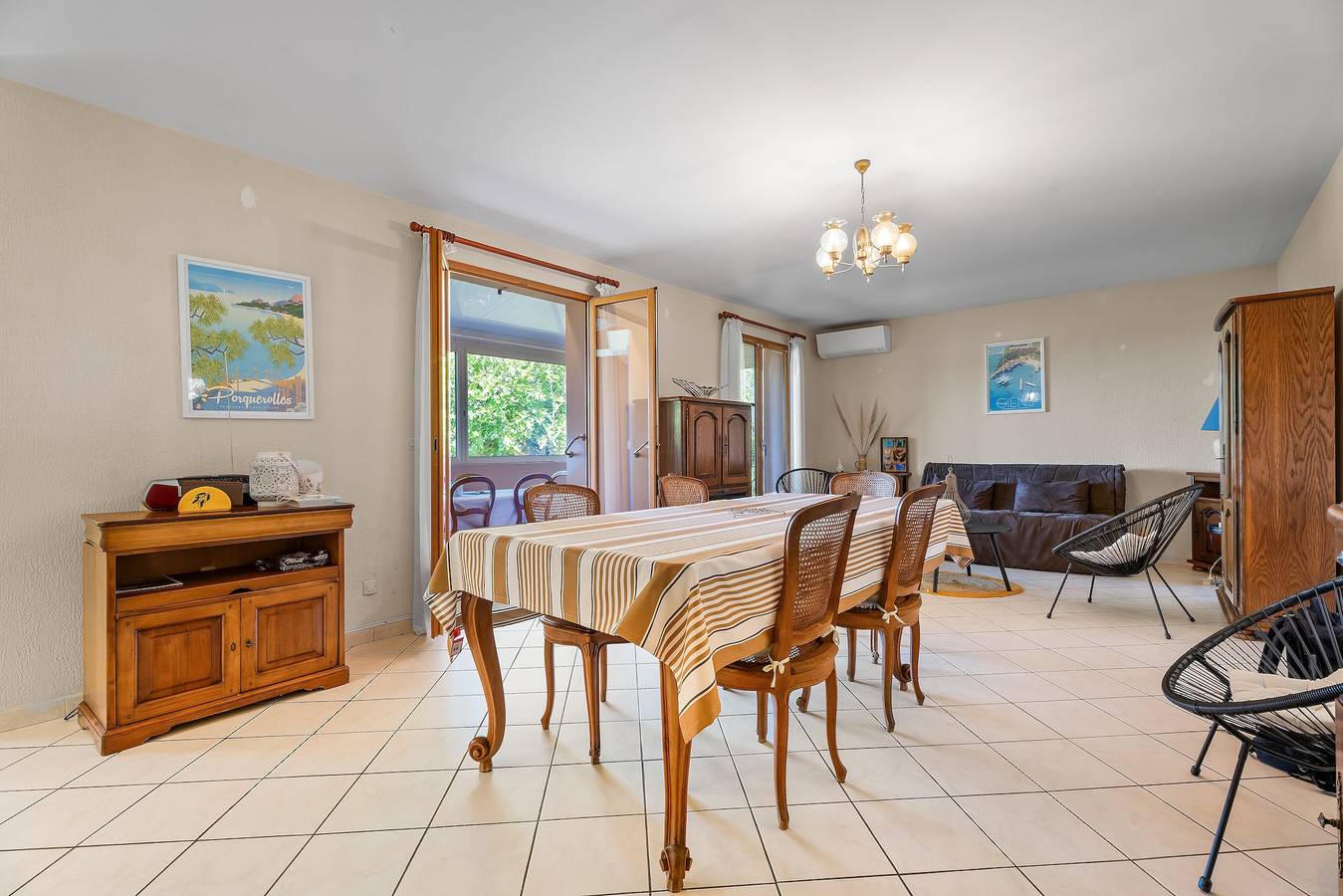 Maison Proche De La Plage avec Terrasse Privée, Jardin Privé et Climatisation in La Londe-les-Maures, Parc national de Port-Cros