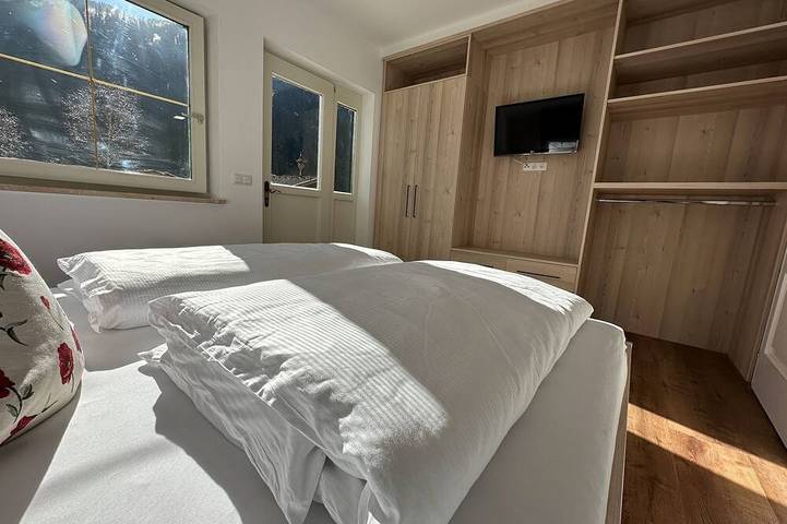 Ganze Wohnung, Ferienwohnung Nr. 1 für 4 Personen - Appartementhaus Zillertal in Tuxer Alpen, Finkenberg