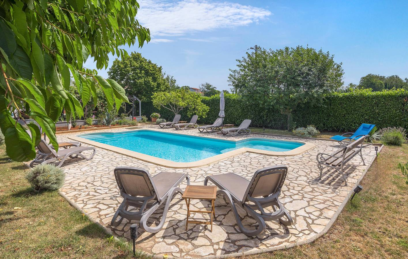 Ganze Ferienwohnung, Charmantes Apartment mit Pool, WLAN und Terrasse in der Nähe von Casa Lea und dem Stadtzentrum von Zbandaj in Grad Poreč, Porec und Umgebung
