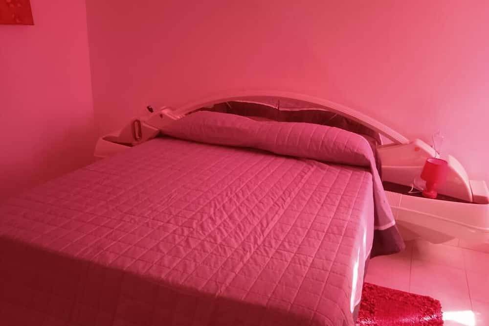 Entire apartment, City Center Apartment Ideal For Families Sleeps 4 With Full Kitchen in Rionero in Vulture, Vulture Area