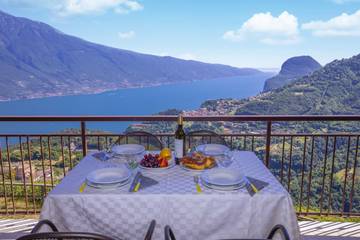 Ferienwohnung für 4 Personen, mit Balkon und Pool sowie Seeblick, kinderfreundlich in Tremosine
