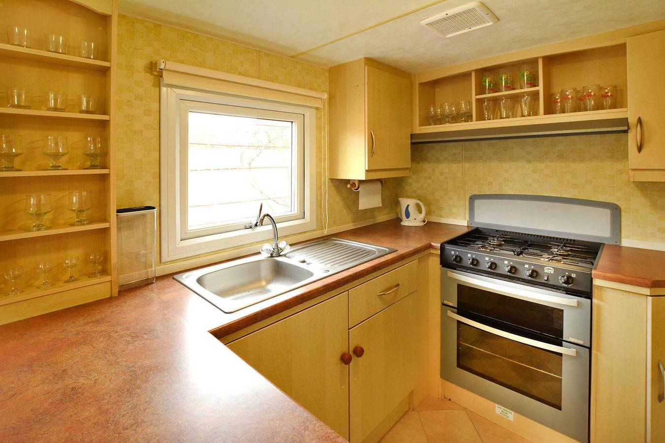 Domek holenderski przy plaży nad jeziorem in Ostrowiec (Sławieński), Powiat sławieński