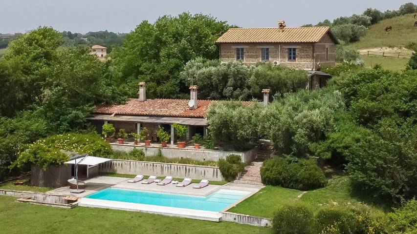 Casa vacanza per 16 persone, con Balcone e Terrazza nonché Giardino e Piscina a Magliano Sabina