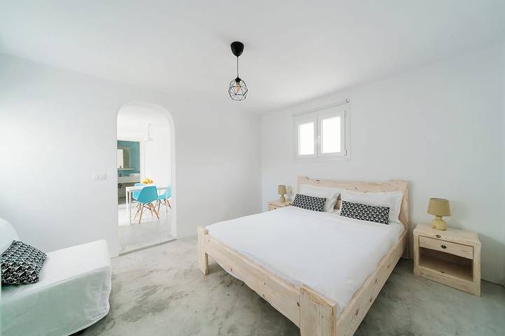 Almond Deluxe Suite with Pool in Santorini
