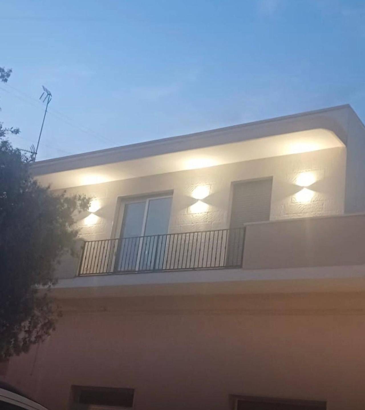 Camera 'Piazza Pertini - Room Ambra' con balcone, Wi-Fi e aria condizionata in Melendugno, Provincia di Lecce