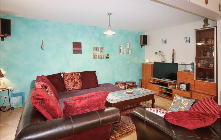 Poolside Apartment near Saint-Mitre in Martigues, Mediterranean Coast (France)