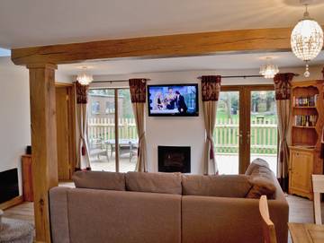 Log Cabin for 4 People in Cirencester, The Cotswolds, Photo 2