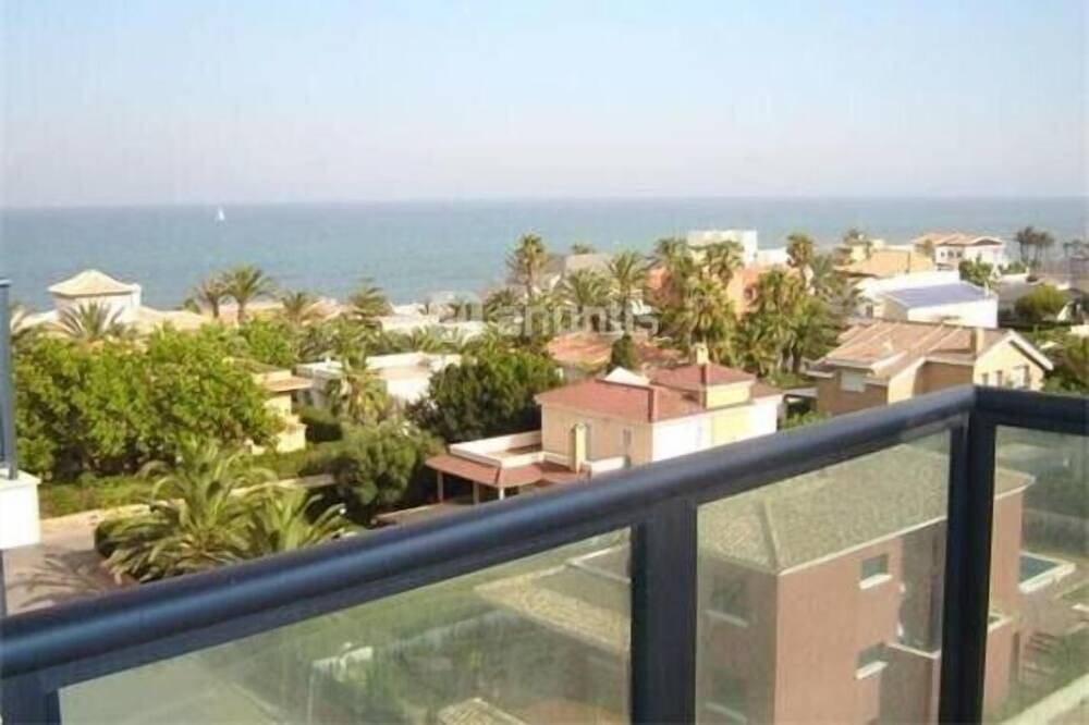 Entire apartment, Holiday home with pools, balcony, Uk Tv, aircon, free wi-fi, lovely ocean views! in Mar Azul Torrevieja, Torrevieja