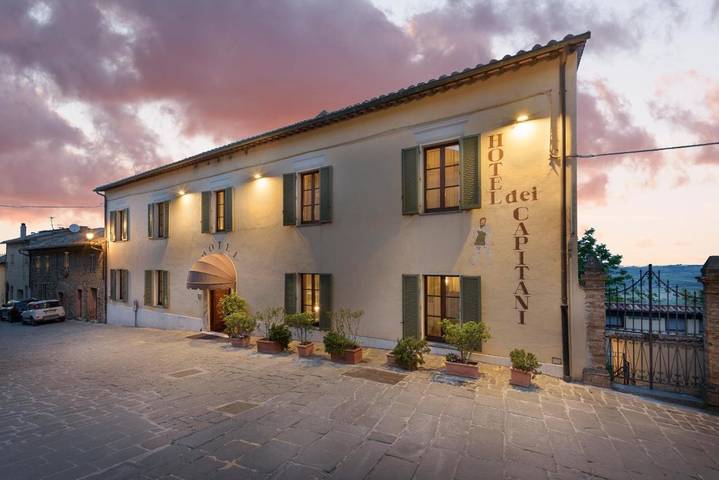 Pousadas para 2 pessoas, com piscina e vista e ainda jardim, com animais de estimação em Montalcino