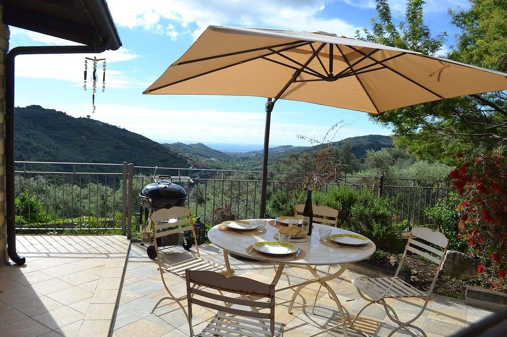 Entspannendes Haus, umgeben von Olivenbäumen, wunderschöner Meerblick in Dolcedo, Dolcedo Gemeinde