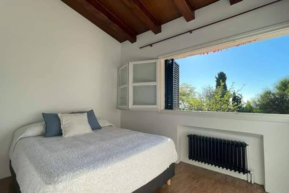 550 m2 house with swimming pool, porch, barbecue, gardens in a 8,000 m2 property. in Supermaresme, Sant Vicenç de Montalt
