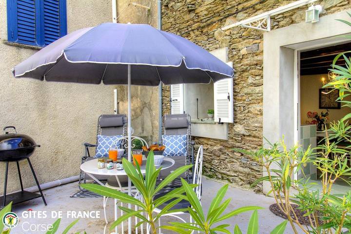 Gîte pour 2 personnes, avec Terrasse ainsi que Jardin et Vue dans Alistro