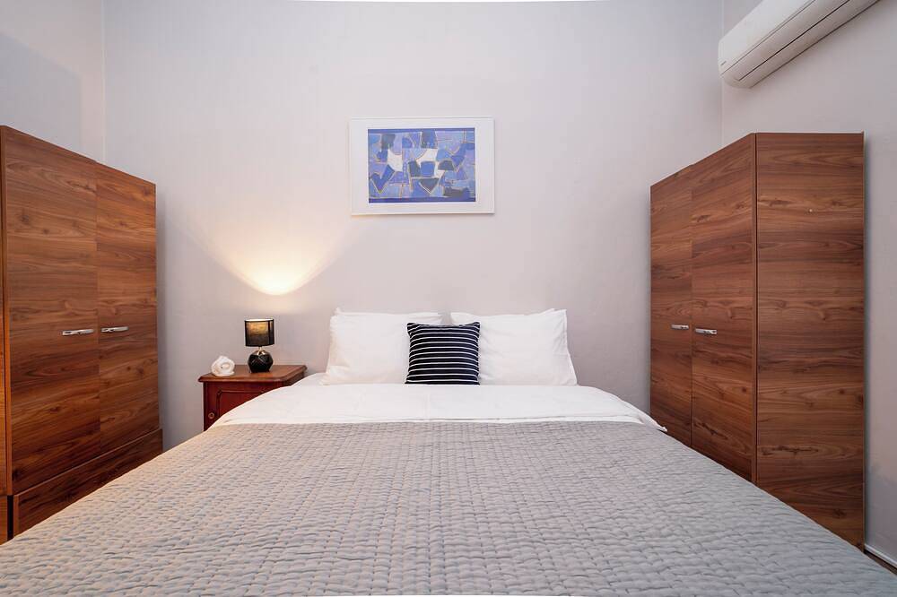 Appartamento intero, 3-Bedroom, 2-Bathroom with High Ceilings, Spacious Layout and No Stairs in Beyoğlu, Firuzağa Mahallesi